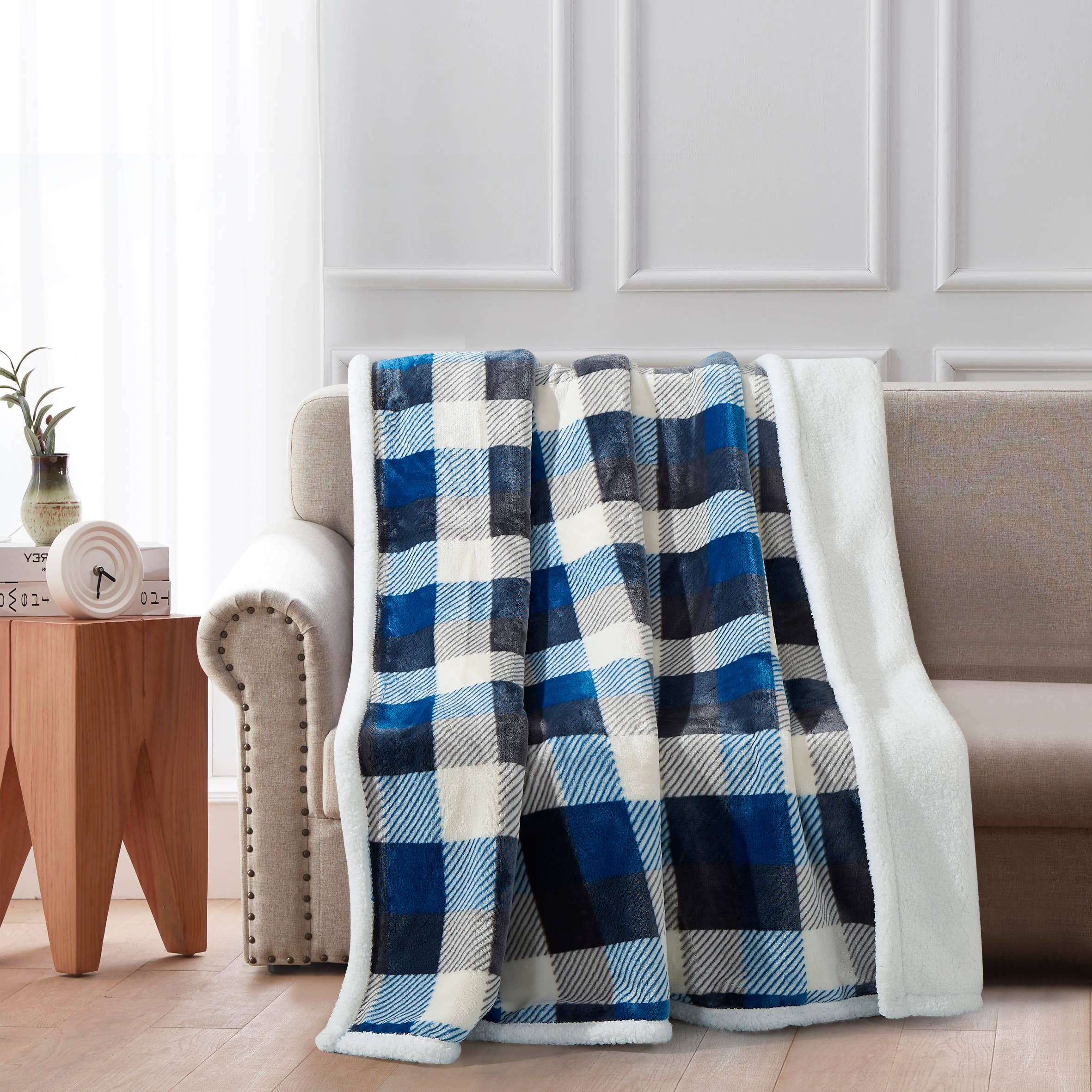 Duke Imports - Vendita all'ingrosso Plaid - Coperta in flanella Sherpa a quadri blu e grigi 50"x60"2