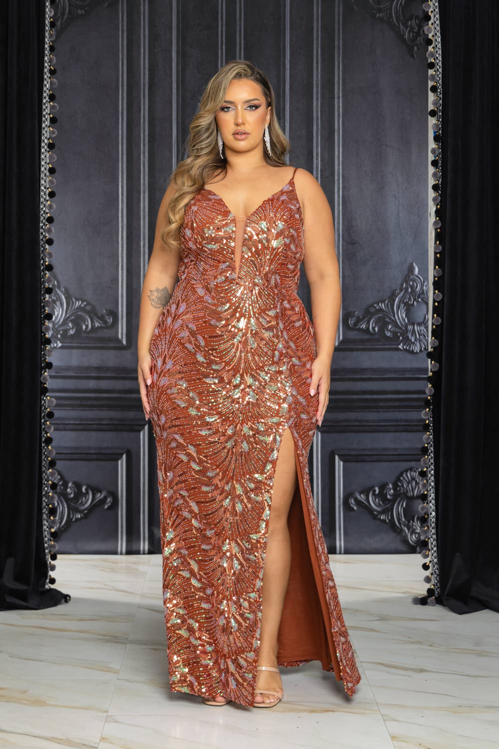 RICARICA INC. - Vendita all'ingrosso Vestito - Donna - Abito lungo plus size con paillettes multicolor4