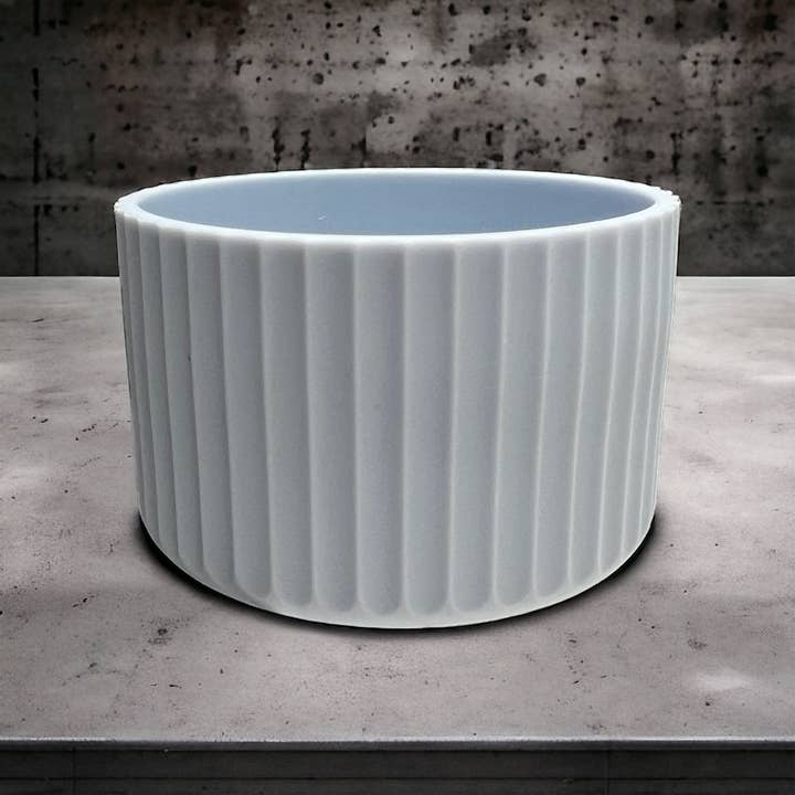 Manchon en silicone cannelé bleu pâle pour gobelet pour la vente par Olive Lane Accessories