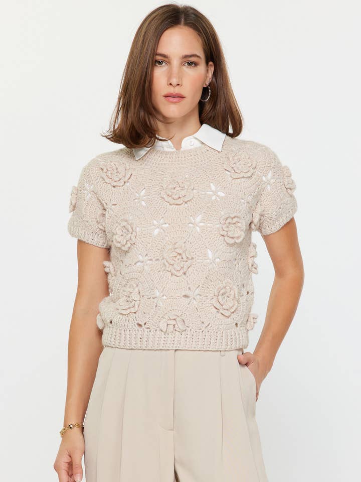 Pull à manches courtes en crochet avec fleurs fait main pour la vente par Current Air