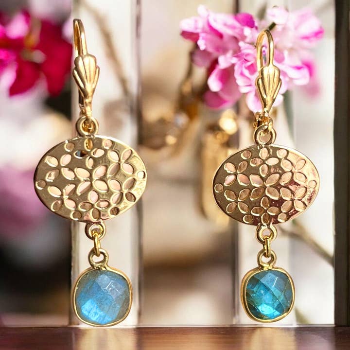 ”SKYLAR” guldpläterade Labradorit örhängen för wholesale av TOURMALYN