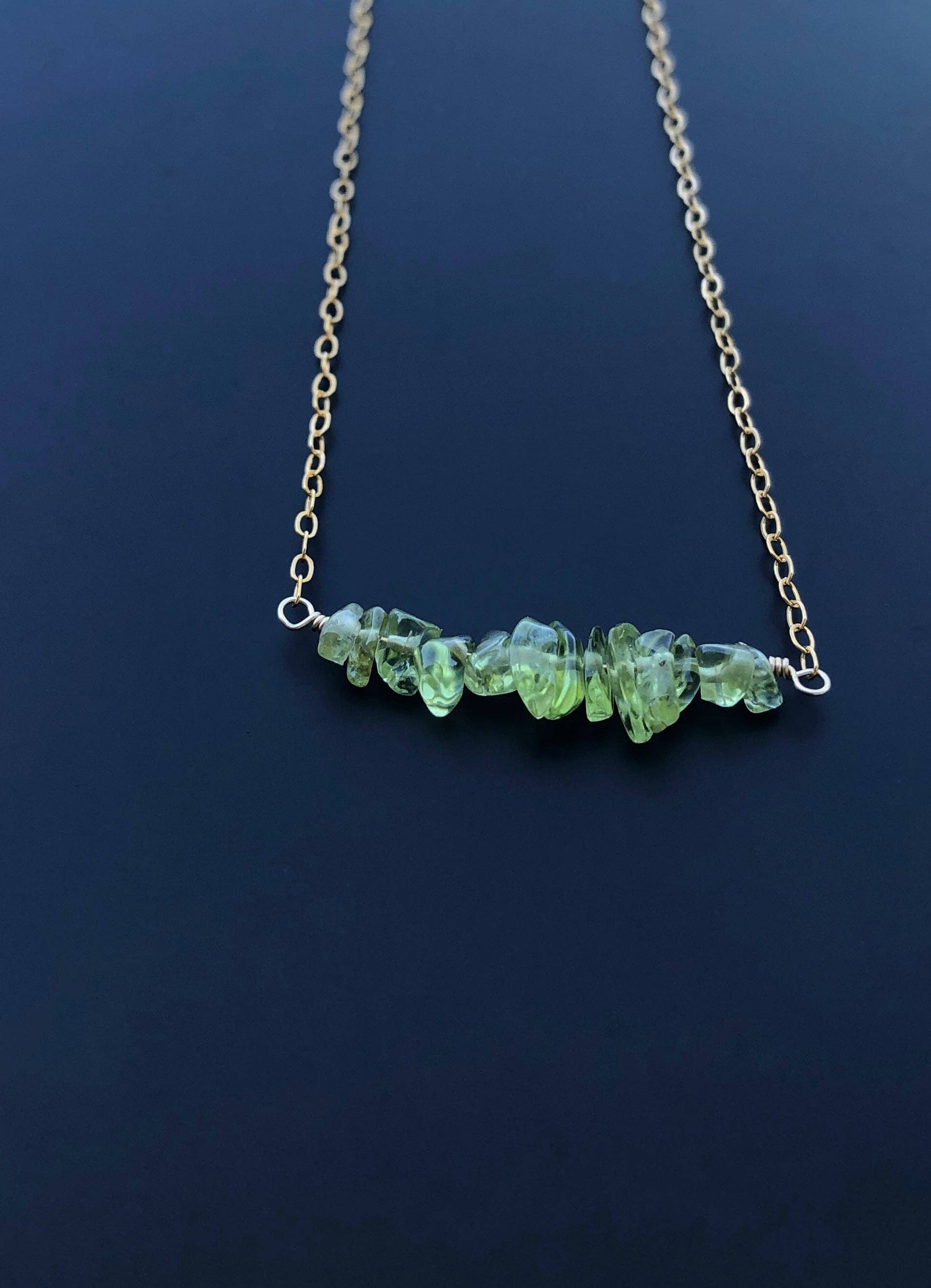 SEQAY - Vente Collier de perles - Collier à barreaux en péridot fin, chaîne en pierres brutes3