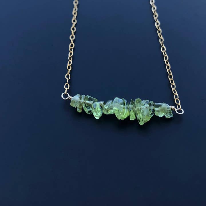 SEQAY - Vente Collier de perles - Collier à barreaux en péridot fin, chaîne en pierres brutes3
