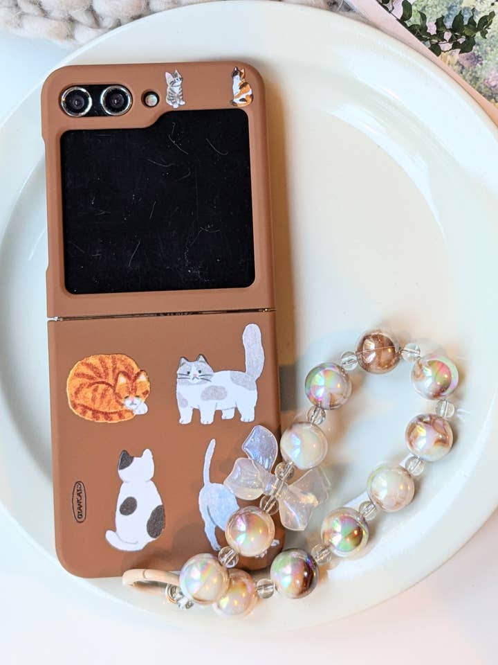Cartoon-Katzen-Handyhülle mit Band für Samsung Z Flip 5 für den Großhandel von Cutepaws Phone Case