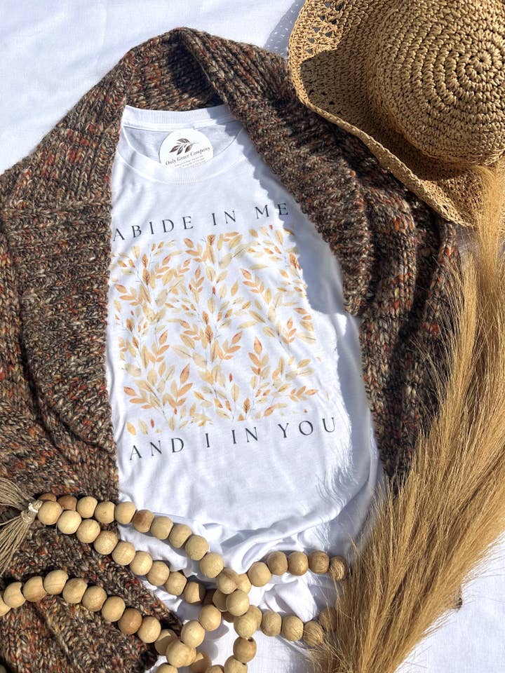 Abide in You Christian Fall Graphic T-shirt til kvinder for engroshandel hos Only Grace Company