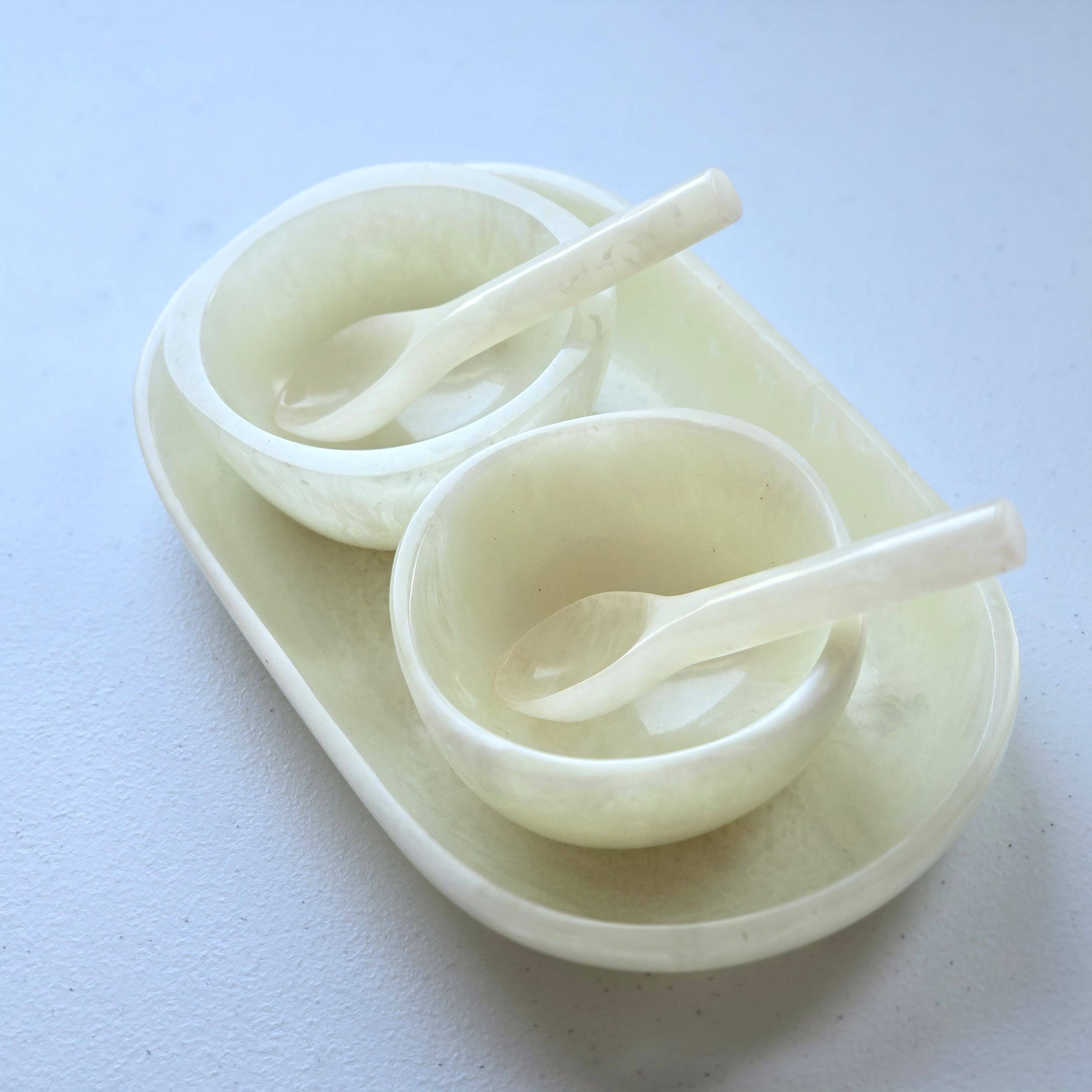 Gibb & Daan – Engroshandel Serveringsbakke – Lille serveringsbakke med 2 skåle og skeer - Håndhældt harpiks54