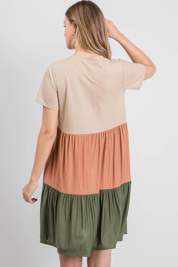 OLIV S/S NIVÅERAD GABI COLORBLOCK KLÄNNING för wholesale på Faire4