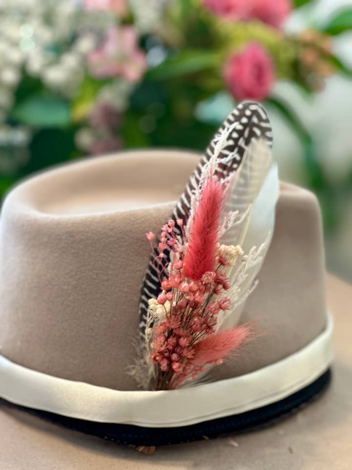 Hutnadel mit Blumen- und Federmotiv für den Großhandel von Palms Over Pines