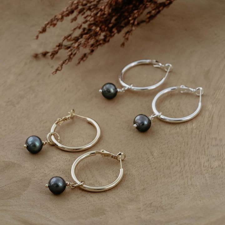 boucles d'oreilles hémisphère-perle d'huile pour la vente par Wild Abandon Jewelry