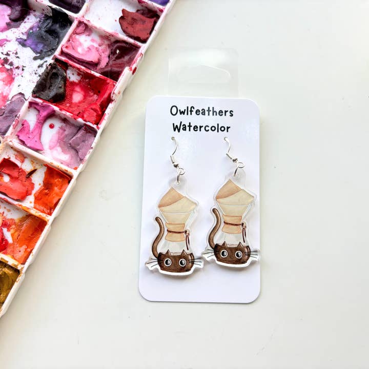 Boucles d'oreilles pendantes Chat Café – Bijoux Carafe Féline Mignons pour la vente par Owlfeathers Watercolor