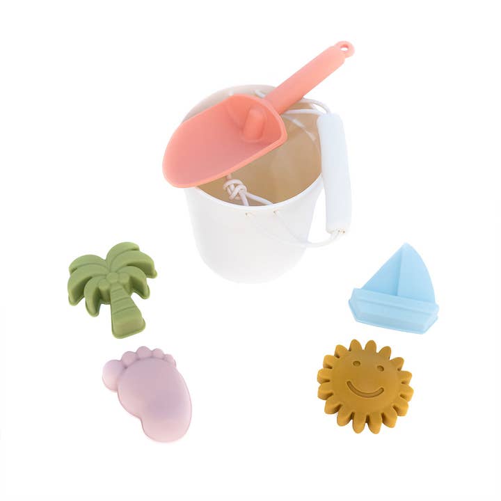 Coffret cadeau seau de plage en silicone et jouets de sable pour enfants pour la vente par Emerson and Friends
