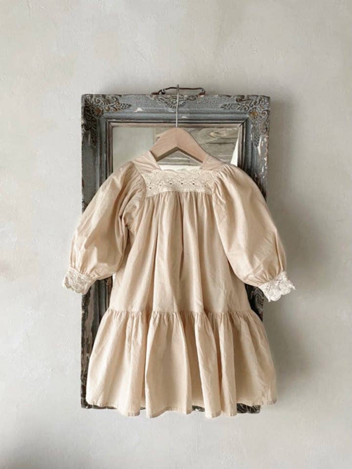 MyKids-USA® – Engroshandel Kjole - Børn – Baby Pige Ensfarvet Kjole med Blonder Design, Firkantet Halsudskæring og Lange Ærmer Prinsessekjole3