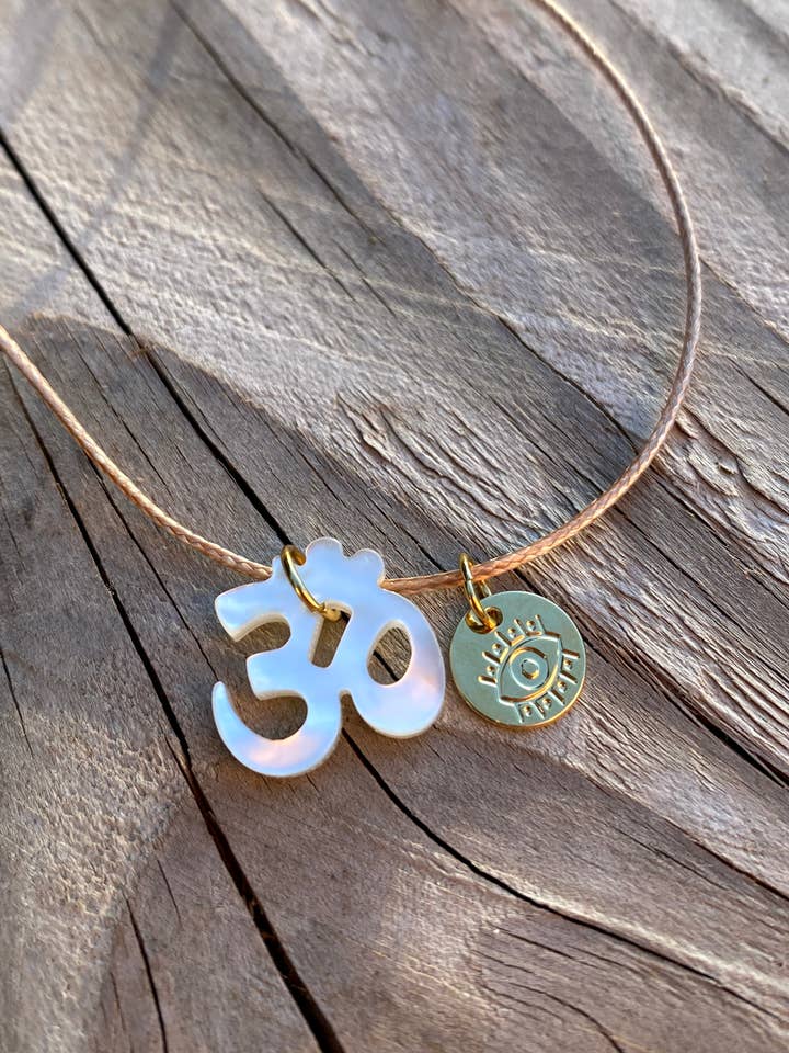 Collana Karma con medaglione Om in madreperla naturale per la vendita all'ingrosso da parte di Sun of Lo