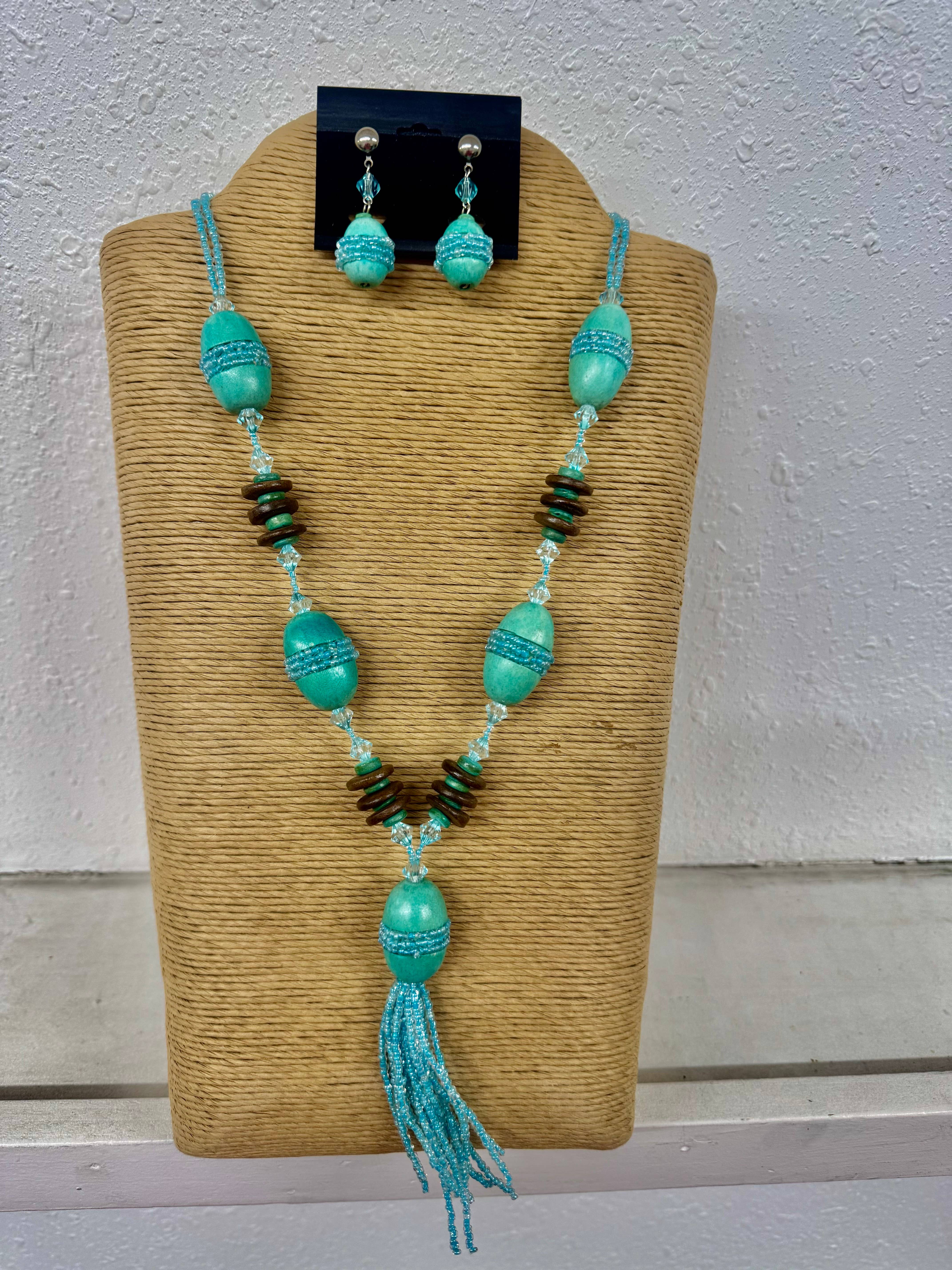 International Duru's - Vendita all'ingrosso Parure di gioielli - SET COLLANA CON NAPPINE IN LEGNO COMBINATE TURCHESE CHIARO E TAUPE CHIARO0