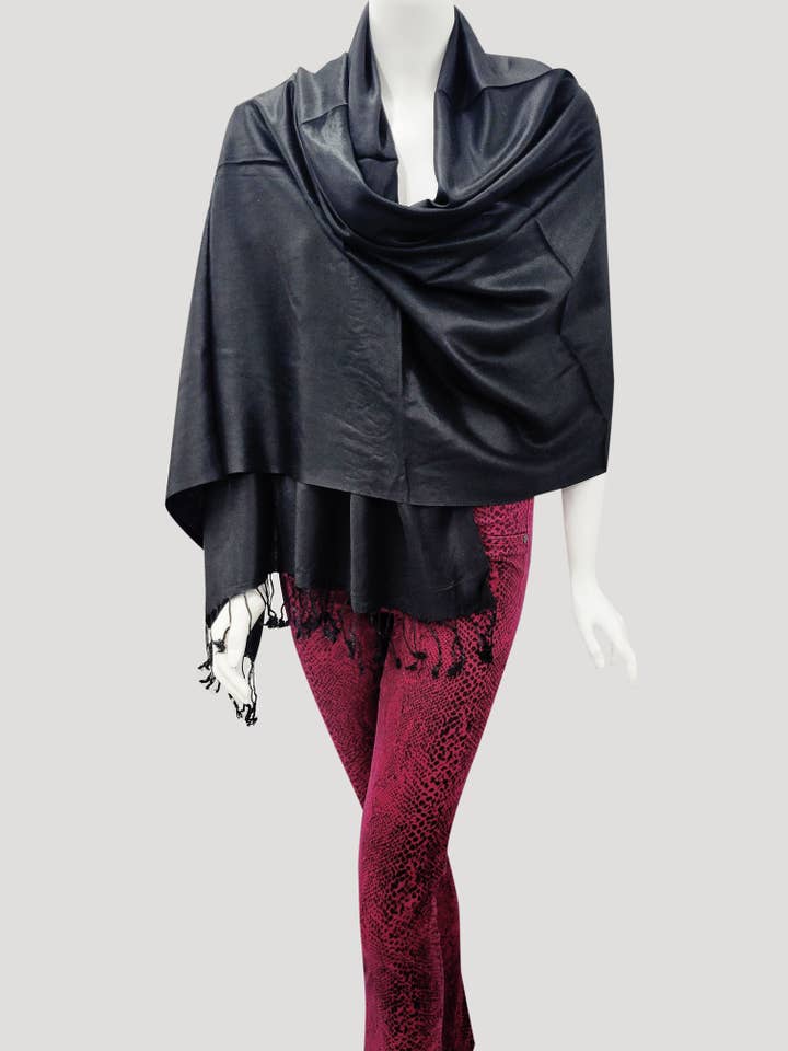 Écharpe Châle Uni Gwen pour la vente par Raj Trading & Imports (USA) Inc.