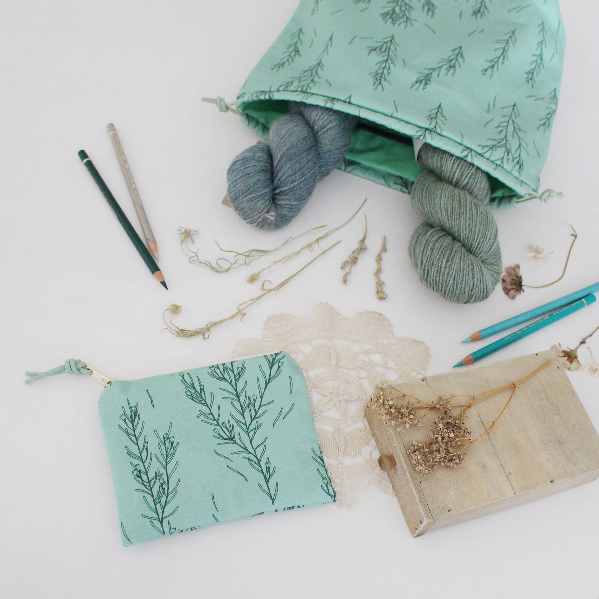 The Blue Rabbit House - Wholesale Makeup/Cosmetic Bag - Floral/Waxflower Pattern | Zipper Pouch | Cosmetic Bag5