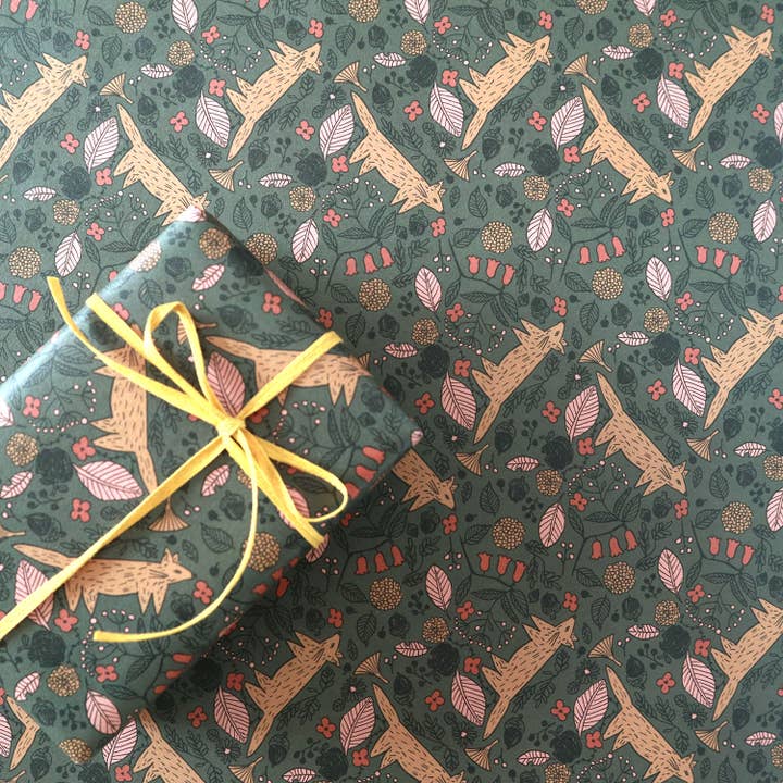 Eikel en vos op donkergroen inpakpapier voor wholesale door REGARO PAPIRO