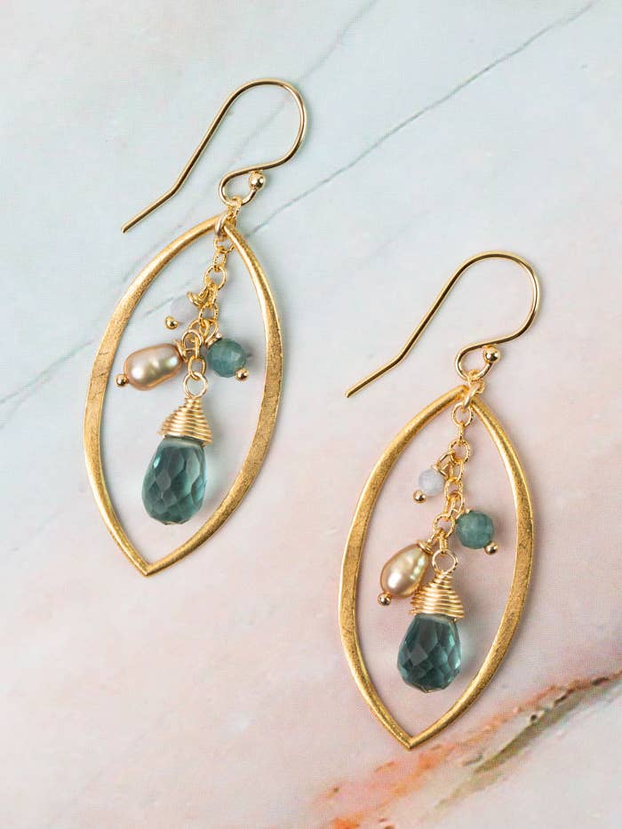 Boucles d'oreilles en quartz bleu vagues de l'océan, grappe de perles d'eau douce pour la vente par Anne Vaughan Designs Jewelry