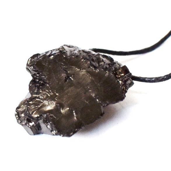 Colgante en forma de trozo de cristal de shungita natural, incluye cordón, en caja de regalo para venta al por mayor de Reiju