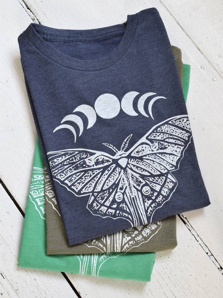 Damen Organic Luna Moth T-Shirt - Weißer Druck auf Blau für den Großhandel von Hearth and Harrow