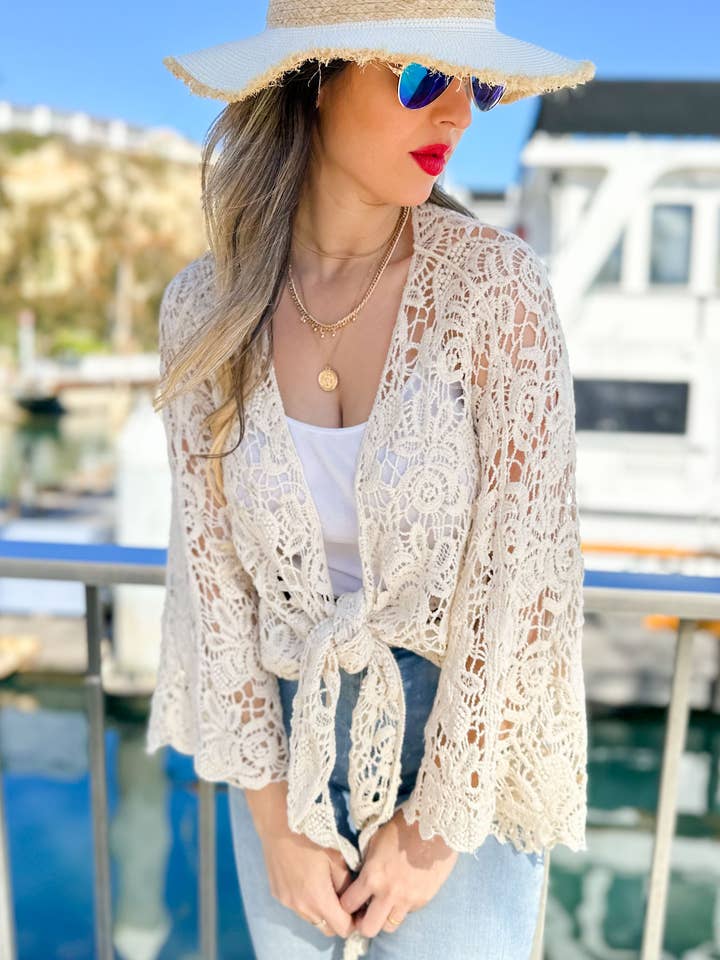 Cardigan à manches cloche en crochet floral ivoire à manches évasées pour la vente par AMOLI