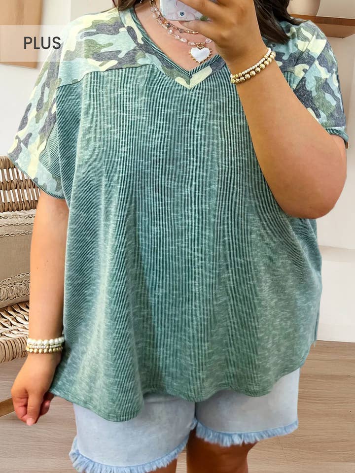 T-shirt à col en V grande taille à patchwork camouflage côtelé pour la vente par 66DISCO