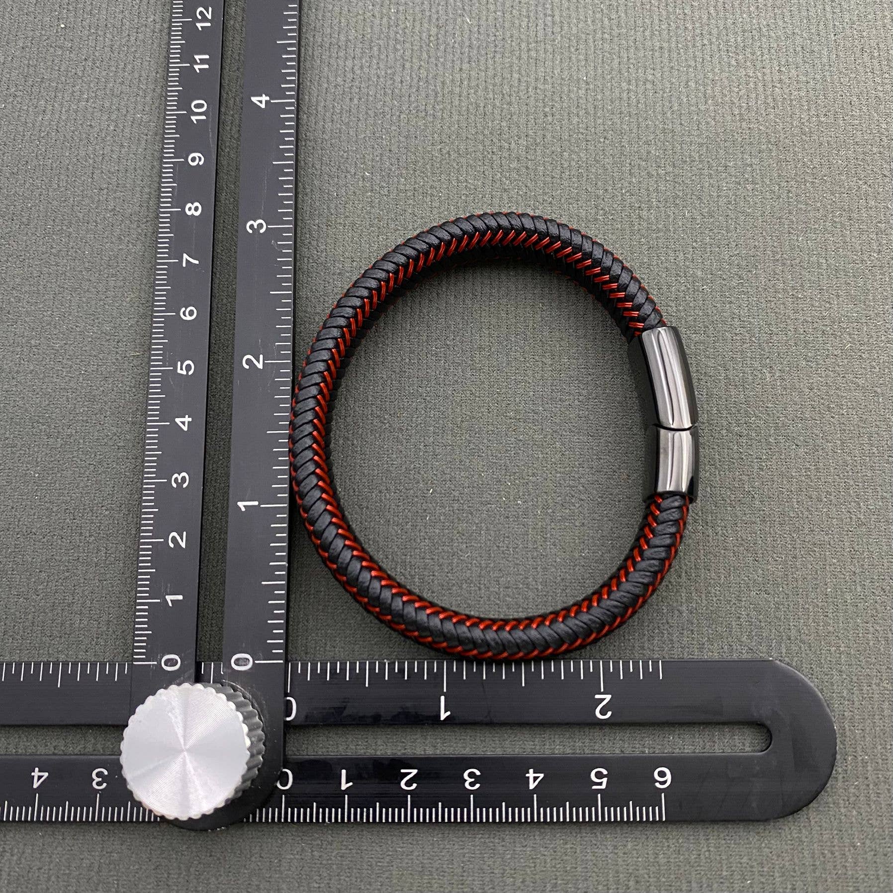 Mio Queena - Vendita all'ingrosso Bracciale a polsino - Bracciale da Uomo in Pelle Intrecciata Bicolore Rosso e Nero - MJ/BC5