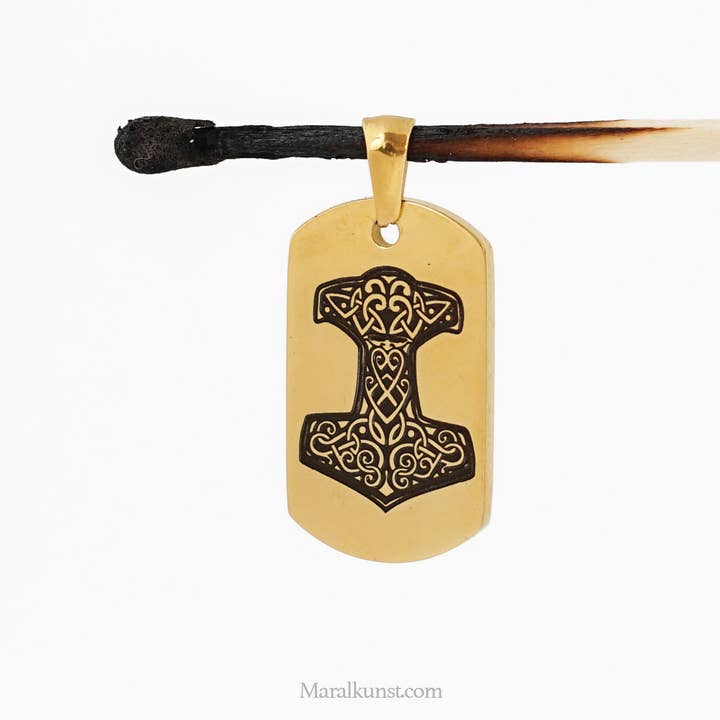 Pendentif en métal doré Mjölnir pour la vente par Maral Kunst