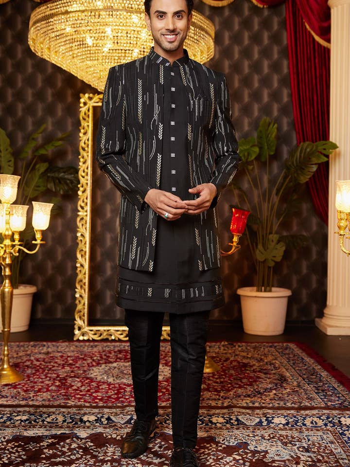 Sherwani Longo Tradicional Indo Ocidental em Seda Artificial Preta & Calças para Homens para Casamento - Trabalho de Bordado por atacado de HATKE BRIDE