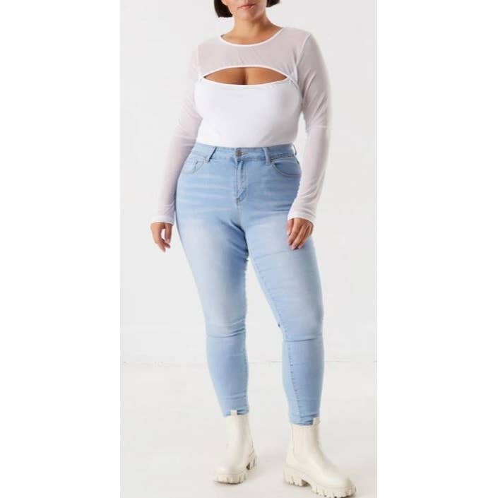 VIT PLUS BODYSUIT MED NÄT OCH URSKÄRNING VID BRÖSTET, LÅNGÄRMAD för wholesale på Faire2