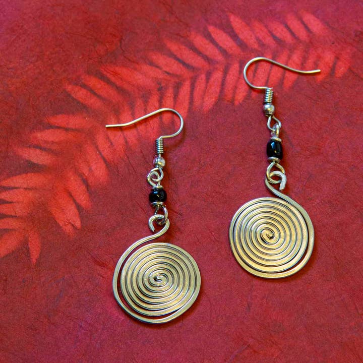 Runde spiralformede kenyanske øreringe for engroshandel hos Siesta