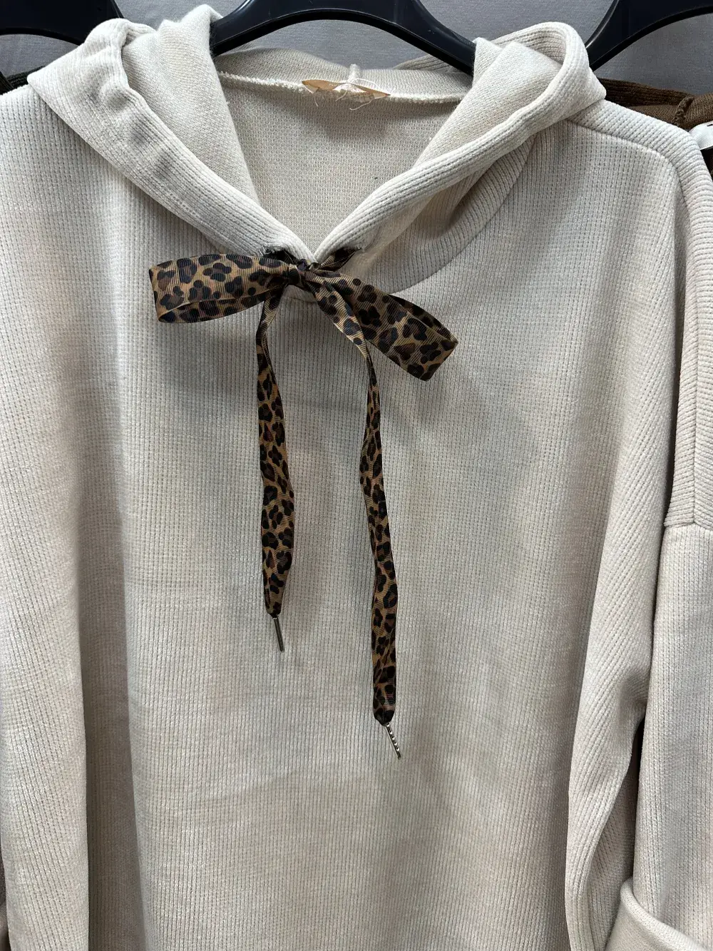 Mimi & Gogo – Großhandel Sweatshirt – Damen – Velourpullover mit Leoparden-Kordelzug8