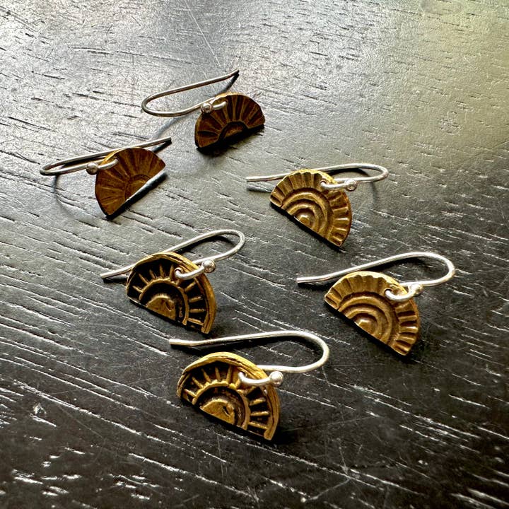Petites Boucles d'Oreilles Soleil en Laiton pour la vente par Jennifer Kahn Jewelry