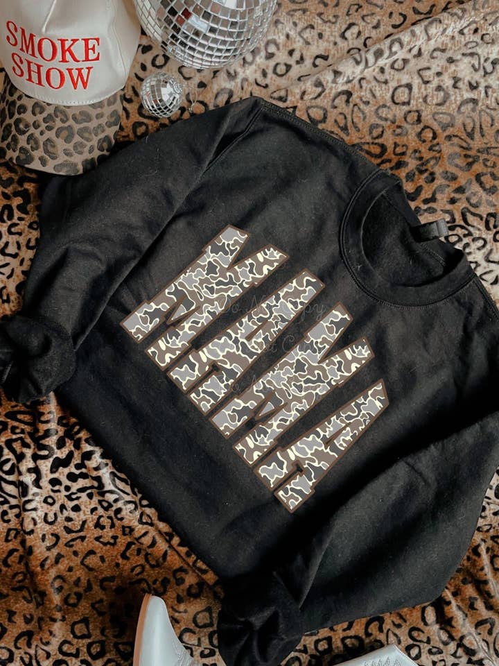 Felpa Camo Mama per la vendita all'ingrosso da parte di Downtown Darling Wholesale