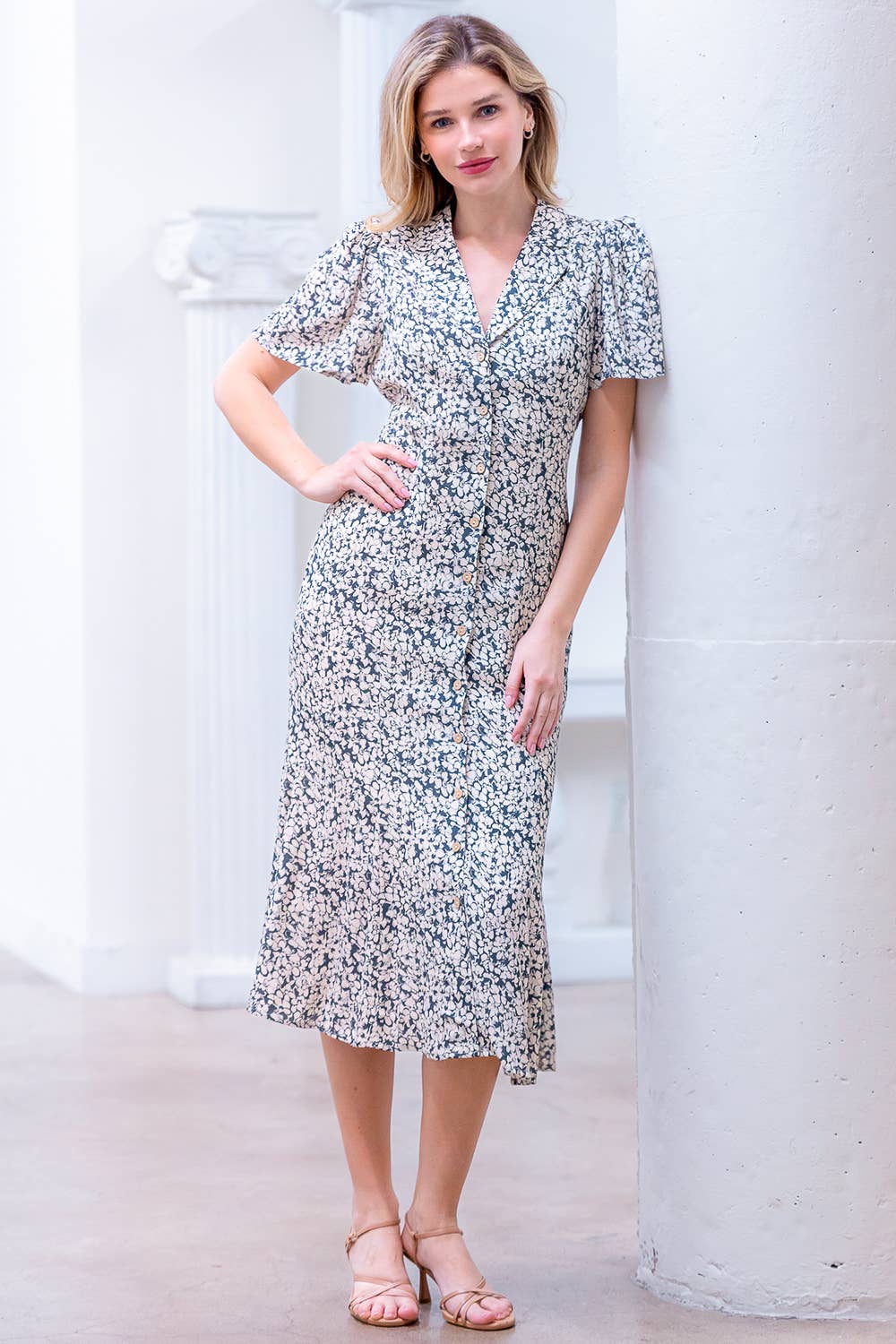 BLAU MULTI SD84336T-KURZÄRMLIGES HEMDKLEID MIT KRAGEN UND KNOPFLEISTE IN MIDI-LÄNGE für den Großhandel auf Faire1