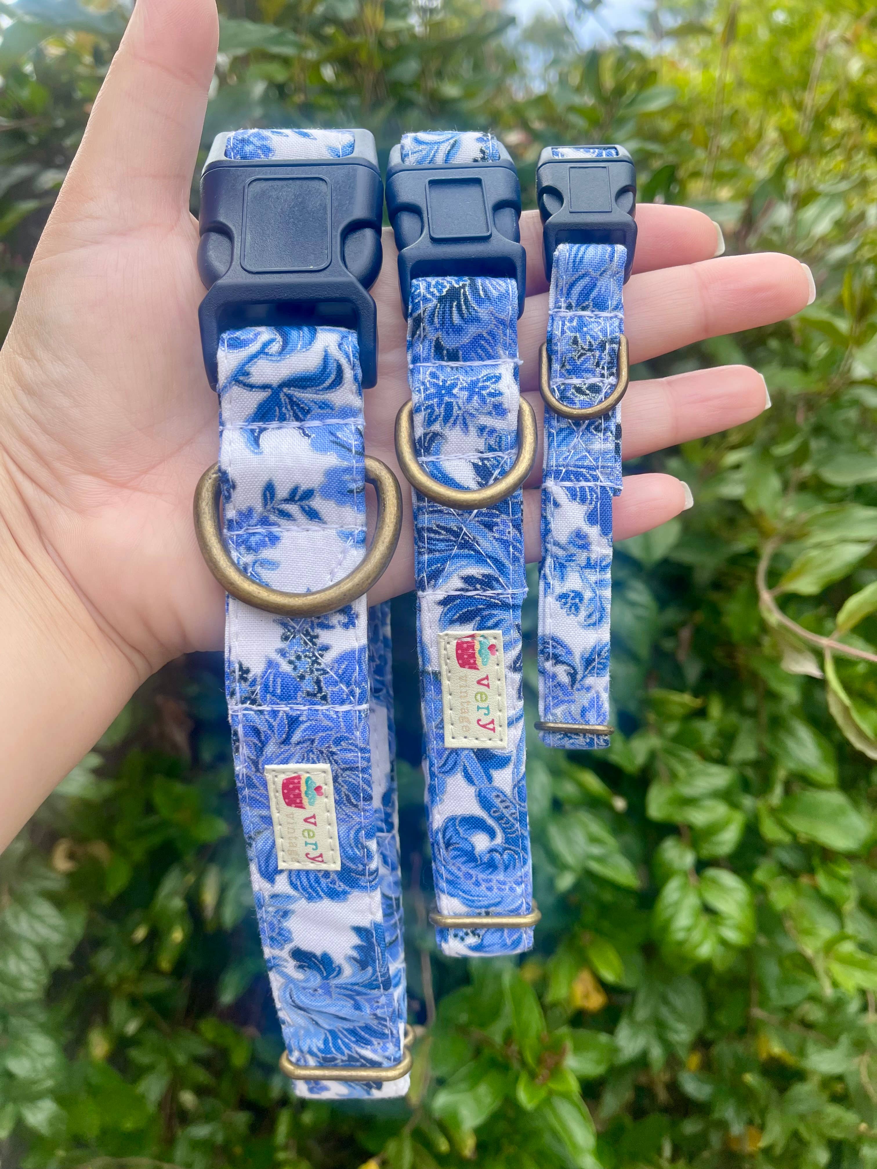 Very Vintage Designs - Vendita all'ingrosso Collare - Cani e gatti - Collare per Cane Blu Stile Vintage Floreale Royalcore Fatto a Mano USA1