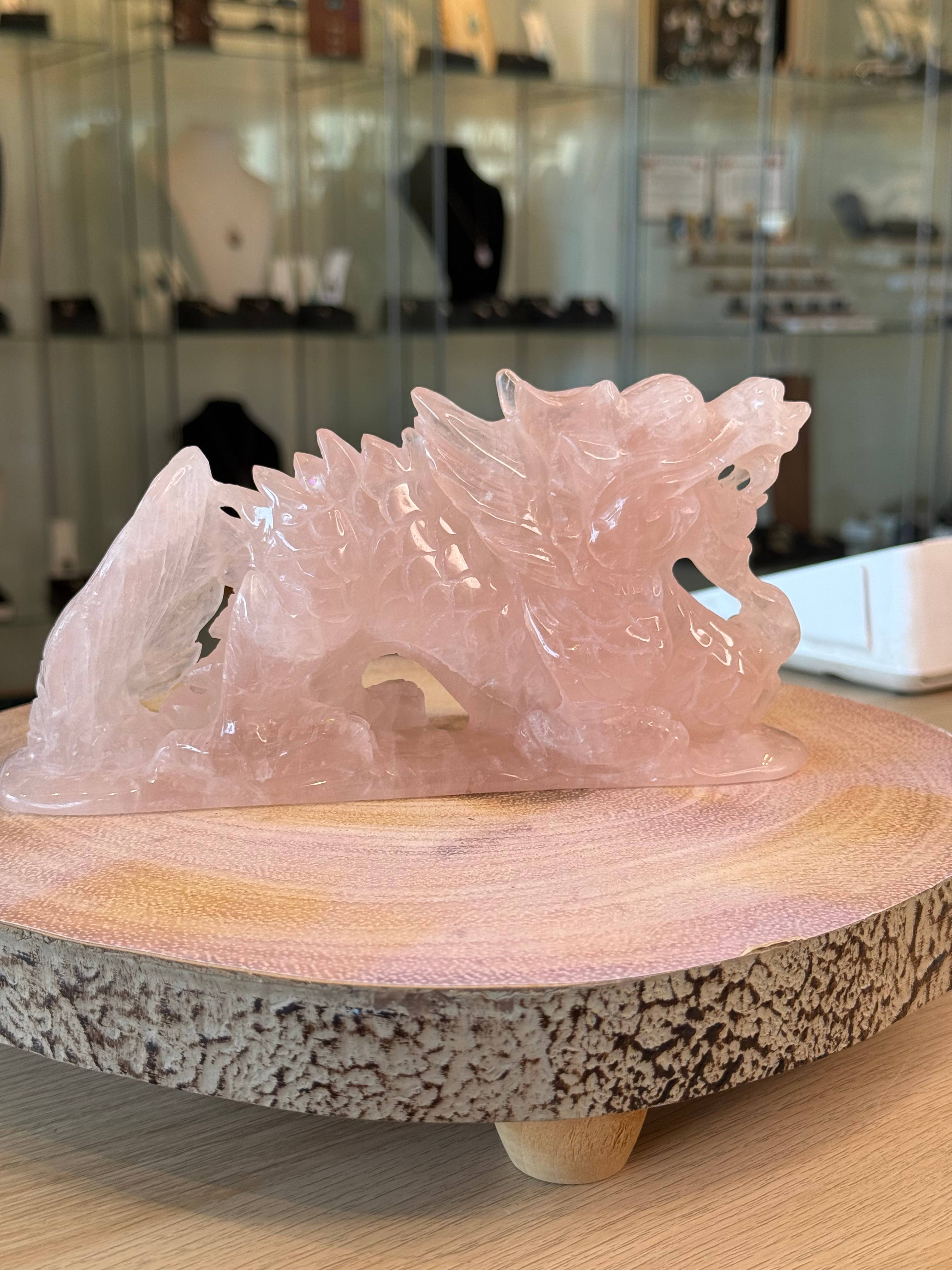 Crystal Cove Minerals – wholesale Andlig sten/kristall – Rosenkvarts Drakkristallskulptur - 820g - 20x10cm2