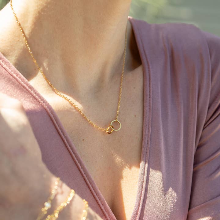 WJW – Großhandel Kette mit Anhänger/Charm – Halskette mit ineinander verschlungenen Ringen aus 18K Gold PVD Edelstahl4