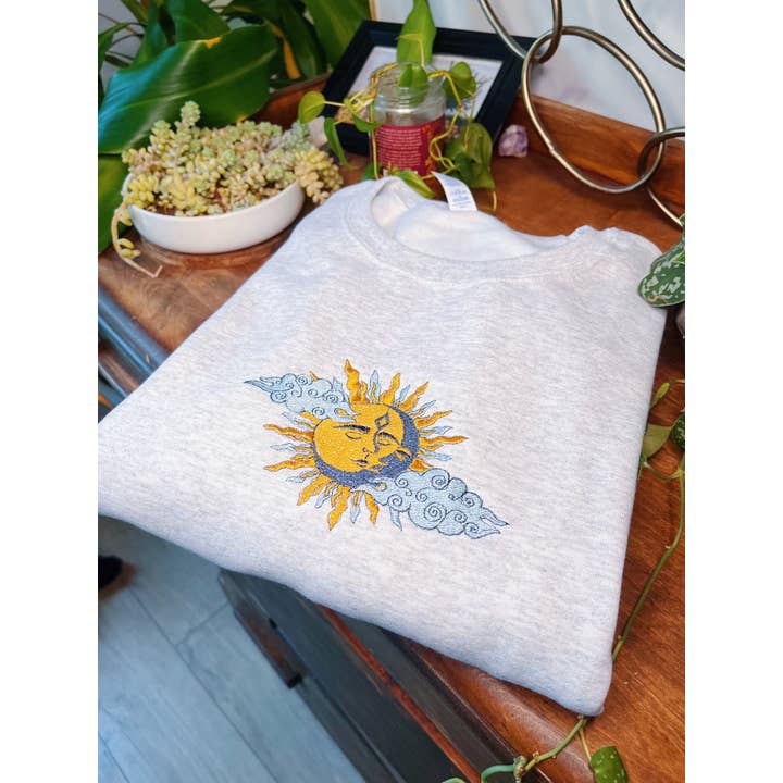 Pull ras du cou brodé Ash Sun & Moon pour la vente par LeBeau Denim Co.