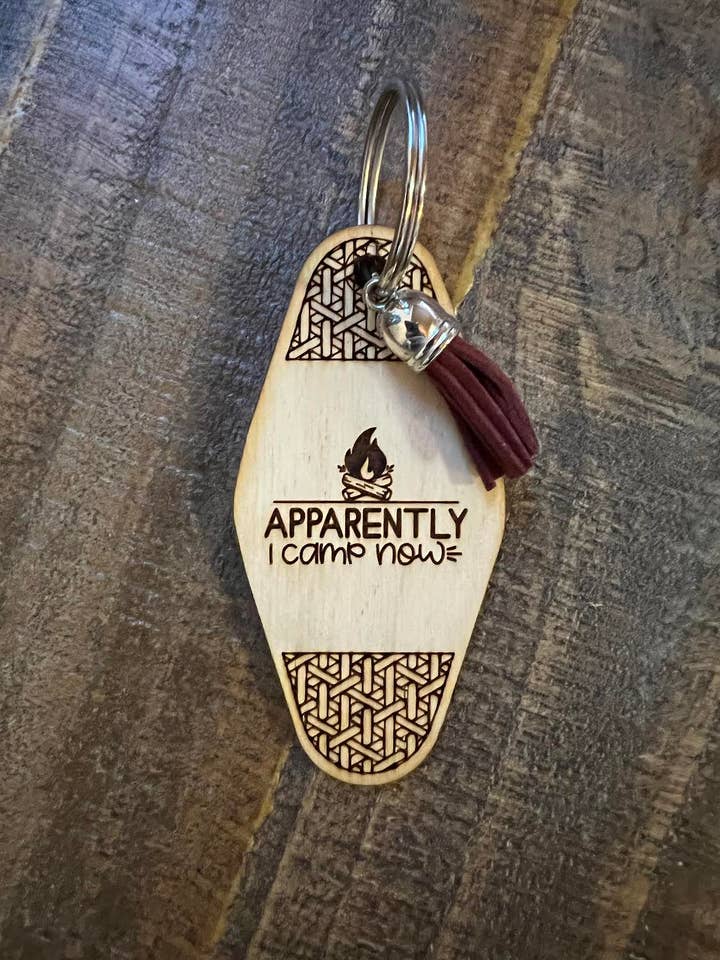 „Tilsyneladende lejr jeg nu“ Nøglering for engroshandel hos M&H Custom Crafts, Gifts, & Designs