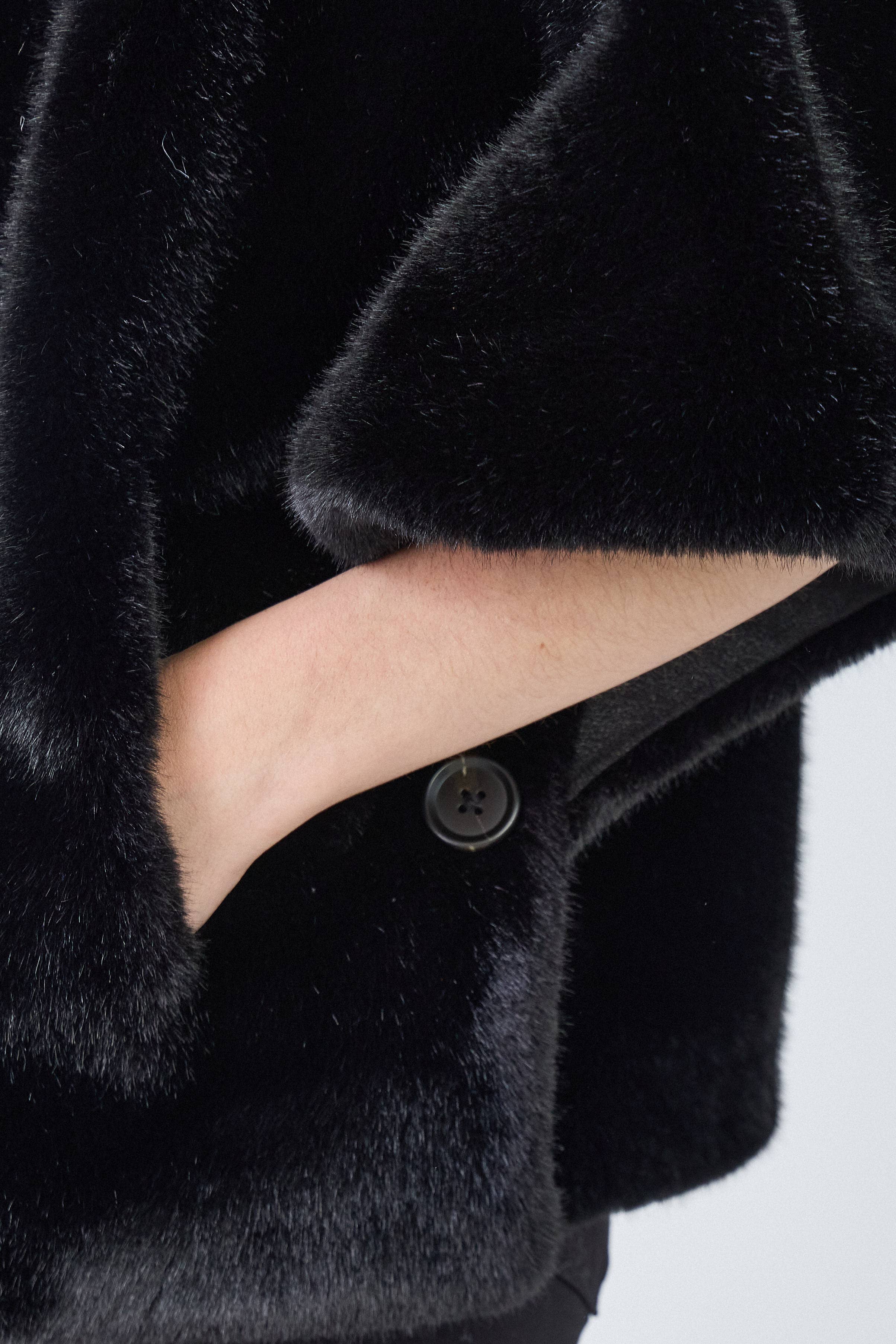 Giovanni Paris - Vendita all'ingrosso Pelliccia/Pelliccia sintetica - Donna - Mantella Alizée con cappuccio in ecopelliccia7