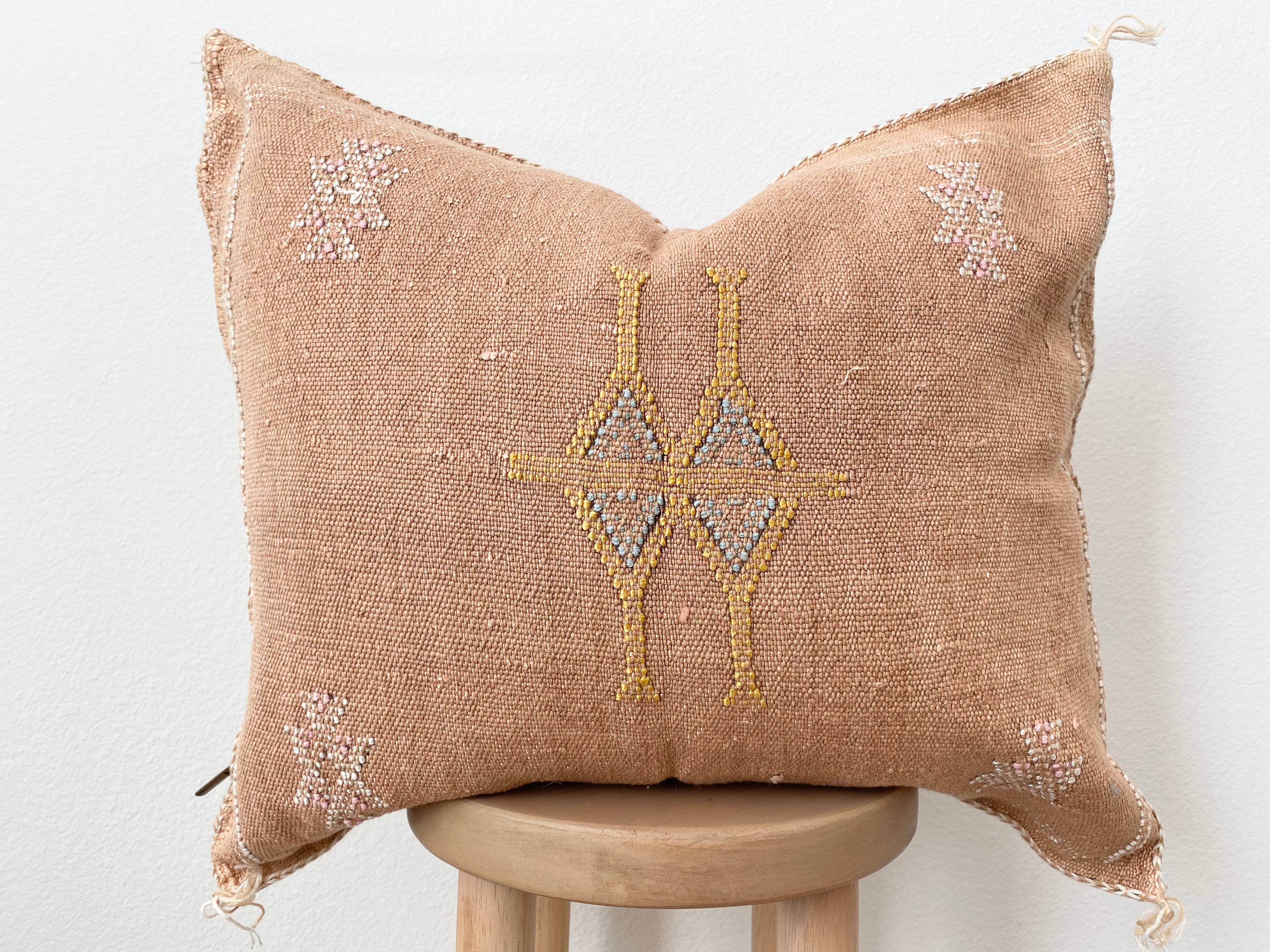 Eclectic Collective - Venta al por mayor Cojín decorativo - Funda de seda Sabra en tonos naranja/amarillo2