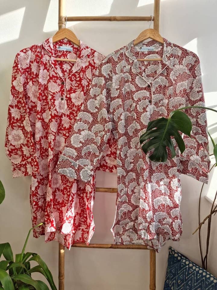 Nachthemd Luxus Weiche Baumwolle Indischer Handblock Rot Weiß Botanical Bloom Lounge Nachtwäsche Nachtwäsche Nachthemd Mädchen Pyjama Party Brautjungfer Hühner für den Großhandel von Essential Designs London
