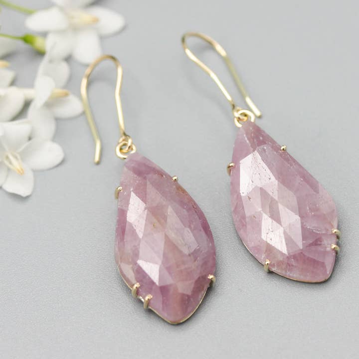Rosenschliff-Pink-Saphir-Ohrringe mit 18k-Goldkrappen für den Großhandel von Metal Studio Jewelry