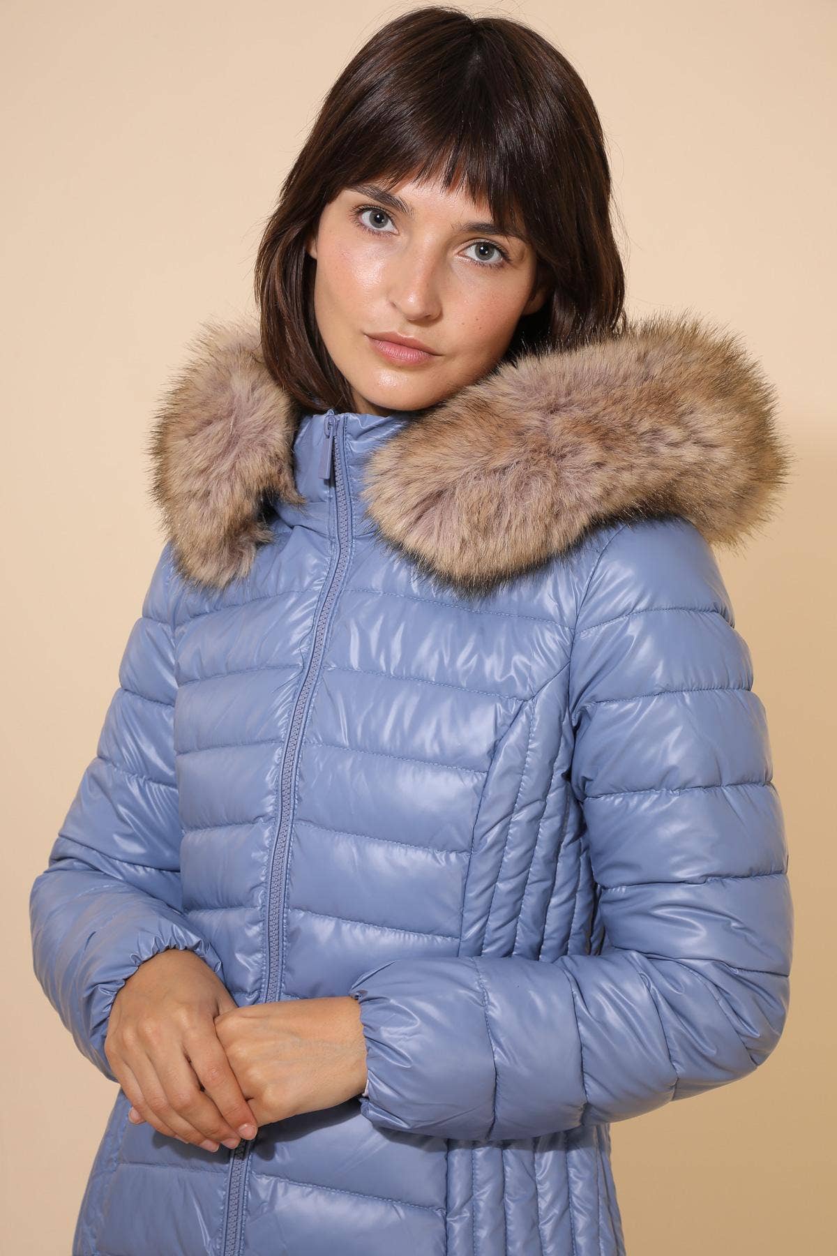 Attrait Paris – Großhandel Pufferjacke – Damen – Metallic lange Steppjacke mit Fell am Kapuzenrand21