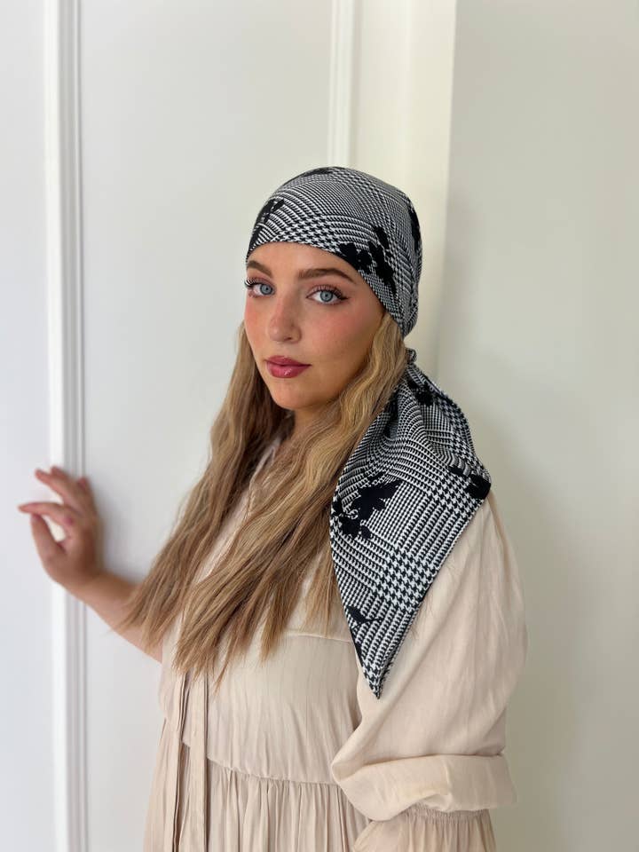 Écharpe carrée à motif floral pied-de-poule pour la vente par The Scarf Bar