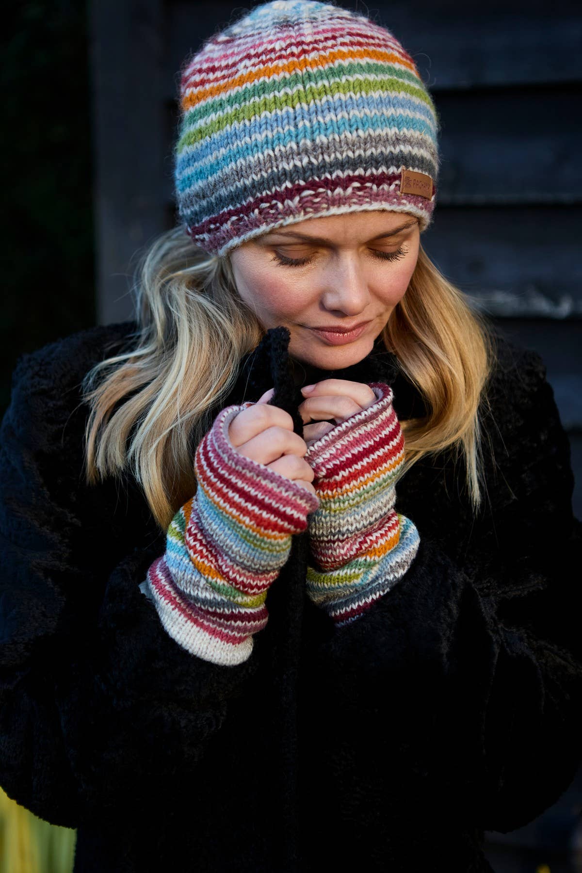 Un colore Cappello Hoxton a righe colorate in lana lavorata a maglia in vendita all'ingrosso su Faire5