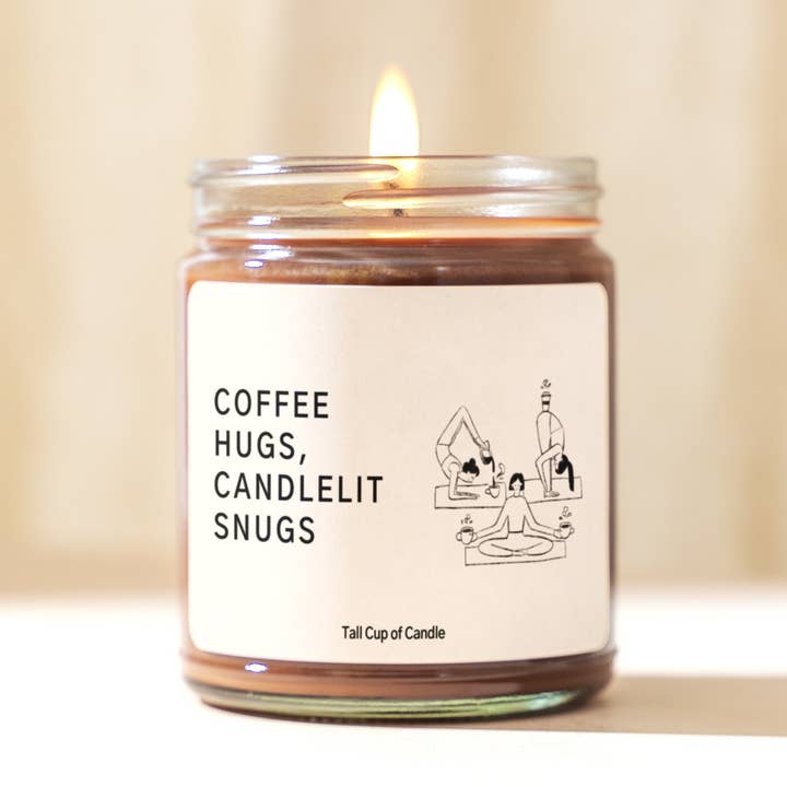 Coffee Hugs, Candlelight Snugs | Kuscheliges Geschenk | Kerze zum Thema Kaffee | Handgegossene Sojakerze für den Großhandel von Tall Cup of Candle
