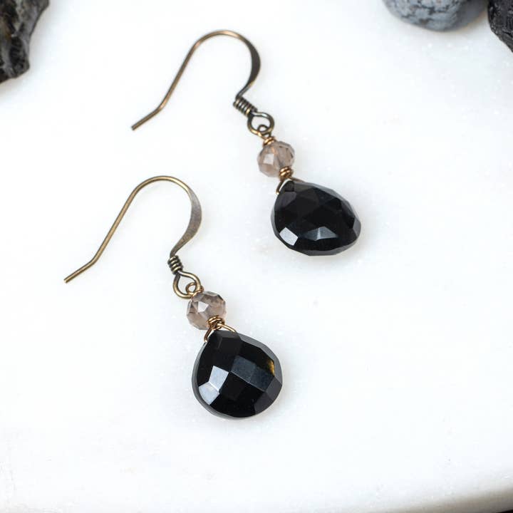 Boucles d'oreilles en forme de goutte d'onyx noir et de quartz fumé pour la vente par Edgy Petal Jewelry