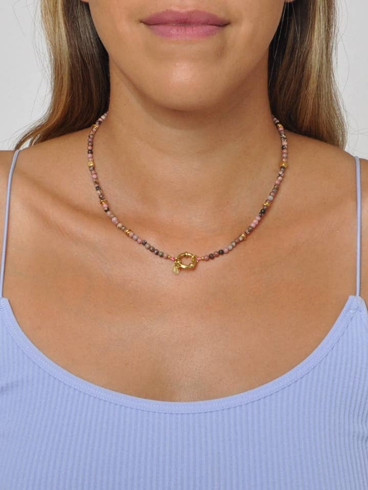 Halskette aus Edelstahl mit Natursteinperlen für den Großhandel von Victoria Moda